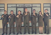 Kepala Kejaksaan Negeri Tanah Bumbu, I Wayan Wiradarma, bersama seluruh seksinya di Hari Bhakti Adhyksa ke 63