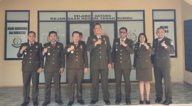 Kepala Kejaksaan Negeri Tanah Bumbu, I Wayan Wiradarma, bersama seluruh seksinya di Hari Bhakti Adhyksa ke 63