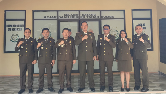 Kepala Kejaksaan Negeri Tanah Bumbu, I Wayan Wiradarma, bersama seluruh seksinya di Hari Bhakti Adhyksa ke 63