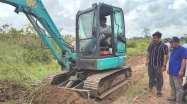 Alat Berat Lakukan Pemnersihan Jalan Satiunv Agar Masyarakat Mudah Melintasi jalan tersebut