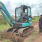 Alat Berat Lakukan Pemnersihan Jalan Satiunv Agar Masyarakat Mudah Melintasi jalan tersebut
