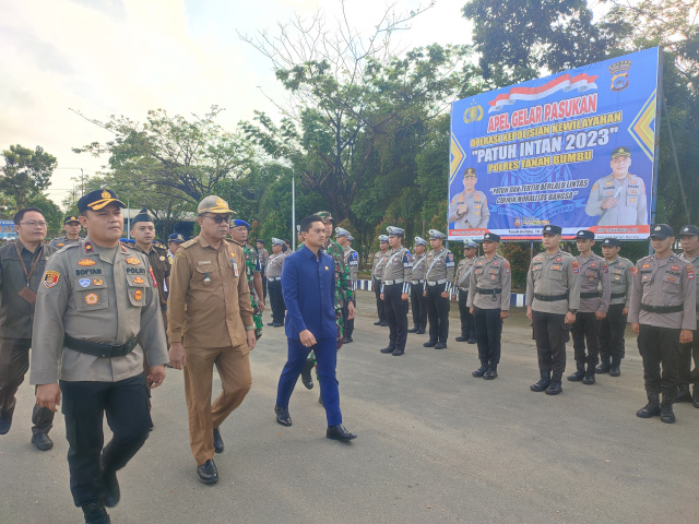 Wakapolres Tanah Bumbu Kompol Sofyan SIK bersama Forkopimda Lakukan Pemeriksaan Pasukan Operasi Kewilayahan patuh Intan 2023