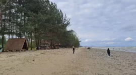 Suasana di Pantai Sungai Loban Indah Kecamatan Sungai Loban Kabupaten Tanah Bumbu, Kalimantan Selatan
