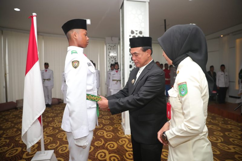 Bupati Tanah Bumbu dr HM Zairullah Azhar, Kukuhkan Anggota Paskibraka