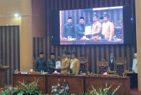 (Metrokalsel.co.id/Man Hidayat) Penyerahan Dokumen RAPBD Perubahan Tahun 2023 Kabupaten Tanah Bumbu, Kalimantan Selatan, Rabu (16/8/2023). 