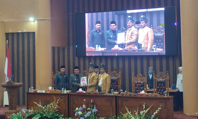 (Metrokalsel.co.id/Man Hidayat) Penyerahan Dokumen RAPBD Perubahan Tahun 2023 Kabupaten Tanah Bumbu, Kalimantan Selatan, Rabu (16/8/2023). 