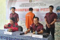 (Istimewa) Kepala Divisi Imigrasi Kantor Wilayah Kemenkumham Kalsel, Junita didampingi Kepala Kantor Imigrasi Kelas II TPI Batulicin, I Gusti Bagus M Ibrahim Saat Gelar Jumpa Pers