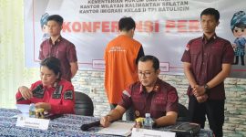 (Istimewa) Kepala Divisi Imigrasi Kantor Wilayah Kemenkumham Kalsel, Junita didampingi Kepala Kantor Imigrasi Kelas II TPI Batulicin, I Gusti Bagus M Ibrahim Saat Gelar Jumpa Pers