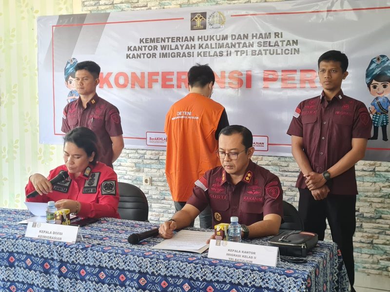 (Istimewa) Kepala Divisi Imigrasi Kantor Wilayah Kemenkumham Kalsel, Junita didampingi Kepala Kantor Imigrasi Kelas II TPI Batulicin, I Gusti Bagus M Ibrahim Saat Gelar Jumpa Pers