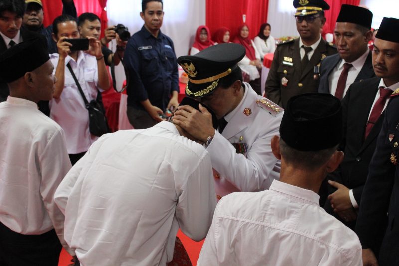 Bupati Tanah Bumbu dr HM Zairullah Azhar Berikan Motivasi dan Pelukan Kepada WBP Lapas Batulicin Yang Menerima Remisi Dalam Rangka HUT RI ke 78