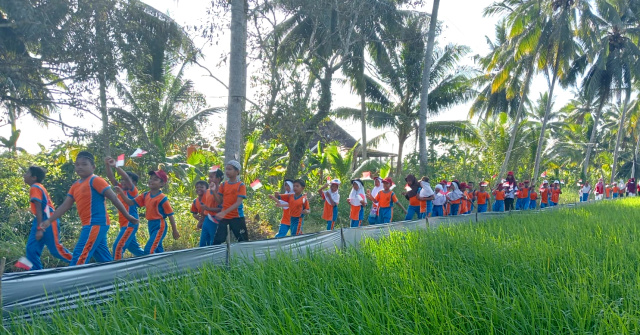 Jalan Santai SDN 1 Manurung Kecamatan Kusan Hilir Kabupaten Tanah Bumbu, di Pematang Sawah
