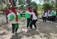 Inspektur Daerah Kabupaten Tanah Bumbu, Yulian Herawati saat ikut lomba lari jepit balon di halaman kantornya, Jumat (18/8/2023). 