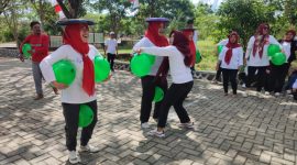 Inspektur Daerah Kabupaten Tanah Bumbu, Yulian Herawati saat ikut lomba lari jepit balon di halaman kantornya, Jumat (18/8/2023). 