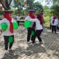 Inspektur Daerah Kabupaten Tanah Bumbu, Yulian Herawati saat ikut lomba lari jepit balon di halaman kantornya, Jumat (18/8/2023). 