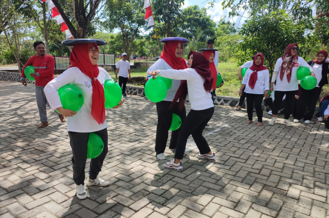 Inspektur Daerah Kabupaten Tanah Bumbu, Yulian Herawati saat ikut lomba lari jepit balon di halaman kantornya, Jumat (18/8/2023). 