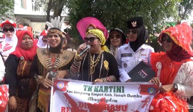 Guru TK se Kecamatan Simpang Empat Tanah Bumbu Ikuti Karnaval Kemerdekaan RI