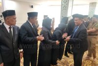 Bupati Tanah Bumbu dr HM Zairullah Azhar Memberikan Ucapan Selamat Kepada Kepala Sekolah 