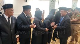 Bupati Tanah Bumbu dr HM Zairullah Azhar Memberikan Ucapan Selamat Kepada Kepala Sekolah 