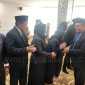 Bupati Tanah Bumbu dr HM Zairullah Azhar Memberikan Ucapan Selamat Kepada Kepala Sekolah 