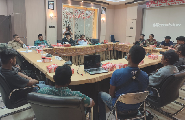 Pertemuan Anggota DPRD Tanah Bumbu dengan Masyarakat Kusan Hulu dan Kusan Tengah, Saat Membahas Program Peninggian Rumah di Bantaran Sungai 