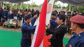 Penyerahan Bendera Kirap Pemilu 2024 dari KPU Kotabaru (kanan) kepada KPU Tanah Bumbu (kiri) 