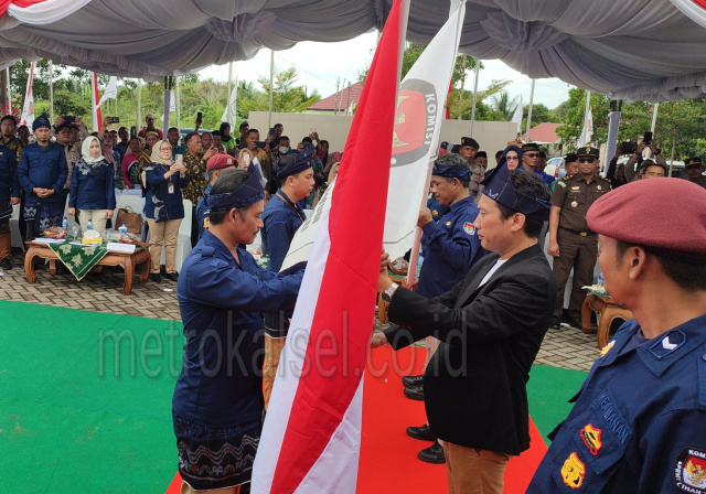 Penyerahan Bendera Kirap Pemilu 2024 dari KPU Kotabaru (kanan) kepada KPU Tanah Bumbu (kiri) 