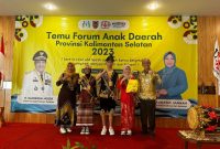 MCKalsel/Plt Asisten Perekonomian dan Pembangunan Setdaprov Kalsel, Suparmi (kiri) dan Kepala DPPPAKB Provinsi Kalsel, Adi Santoso (kanan) berfoto bersama pada Temu FAD Provinsi Kalsel