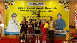 MCKalsel/Plt Asisten Perekonomian dan Pembangunan Setdaprov Kalsel, Suparmi (kiri) dan Kepala DPPPAKB Provinsi Kalsel, Adi Santoso (kanan) berfoto bersama pada Temu FAD Provinsi Kalsel