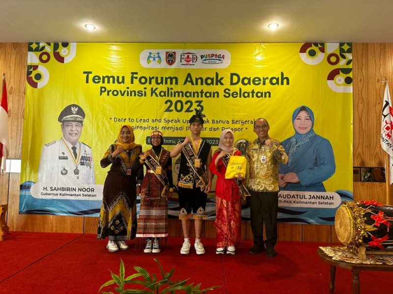 MCKalsel/Plt Asisten Perekonomian dan Pembangunan Setdaprov Kalsel, Suparmi (kiri) dan Kepala DPPPAKB Provinsi Kalsel, Adi Santoso (kanan) berfoto bersama pada Temu FAD Provinsi Kalsel