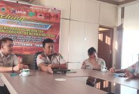 Kepala Pelaksana BPBD Tanah Bumbu, Sulhadi, bersama jajaran saat konferensi pers terkait gempa bumi, Selasa (29/8/2023). 