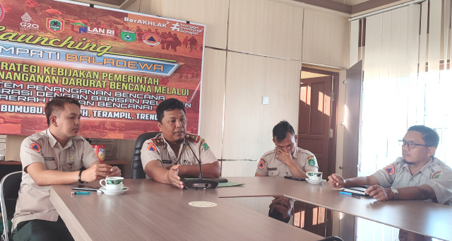 Kepala Pelaksana BPBD Tanah Bumbu, Sulhadi, bersama jajaran saat konferensi pers terkait gempa bumi, Selasa (29/8/2023). 