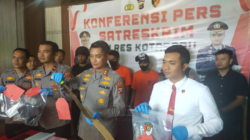 Kapolres Kotabaru Perlihatkan Barang Bukti Senjata Tajam Yang Digunakan Pelaku Aniaya WNA Asal China / Metro Kalsel