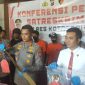 Kapolres Kotabaru Perlihatkan Barang Bukti Senjata Tajam Yang Digunakan Pelaku Aniaya WNA Asal China / Metro Kalsel
