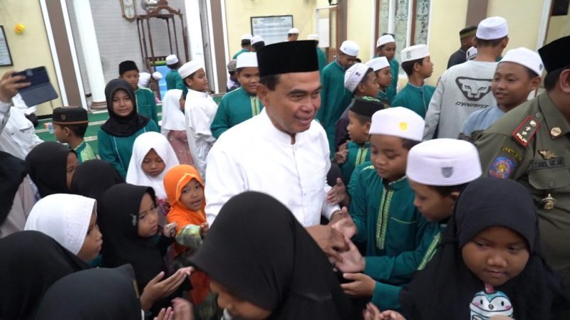 Bupati Tamah Bumbu dr HM Zairullah Azhar Saat Bersalaman dengan Anak-anak di Program SDSM / Diskominfo