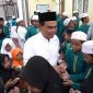 Bupati Tamah Bumbu dr HM Zairullah Azhar Saat Bersalaman dengan Anak-anak di Program SDSM / Diskominfo