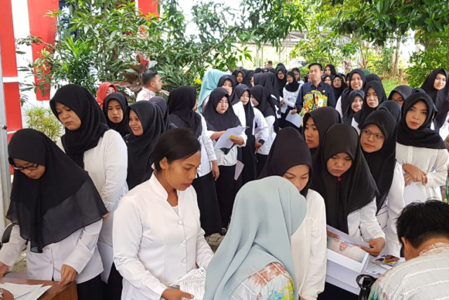 ISTIMEWA / Peserta CPNS di Verifikasi Sebelum Masuk Ruangan Tes di BKPSDMbTanah Bumbu