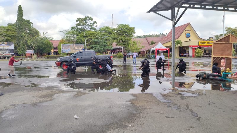 Khairil / Metro Kalsel / Simulasi Pengamanan Sispamkota Pemilu 2024 di Halaman Mapolres Tanah Bumbu, Rabu (30/8/2023). 