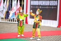 Upik / Metro Kalsel / Penampilan Pantomim Luna dan Reyhan Saat Tampil di Halaman Kantor KPU Tanah Bumbu di Acara Kirap Pemilu 2024