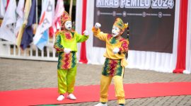 Upik / Metro Kalsel / Penampilan Pantomim Luna dan Reyhan Saat Tampil di Halaman Kantor KPU Tanah Bumbu di Acara Kirap Pemilu 2024