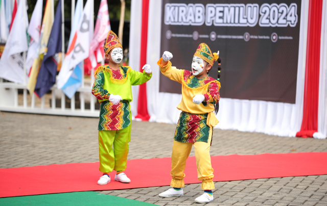 Upik / Metro Kalsel / Penampilan Pantomim Luna dan Reyhan Saat Tampil di Halaman Kantor KPU Tanah Bumbu di Acara Kirap Pemilu 2024