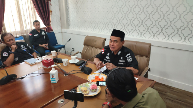 Bupati Tanah Bumbu dr HM Zairullah Azhar Saat Konferensi Pers di Ruang Rapatnya, Kamis (31/8/2023) 