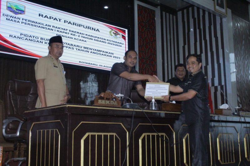 Paripurna DPRD Kotabaru, Penyerahan Berkas ke Bagian Banggar DPRD Kotabaru Untuk Dibahas Bersama Eksekutif dan Legislatif