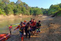 (Basarnas) Tim Sar Balangan Evakuasi Anak Yang Tenggelam di Sungai Paringin Kabupaten Balangan, Selasa (8/8/2023) 