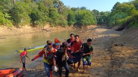 (Basarnas) Tim Sar Balangan Evakuasi Anak Yang Tenggelam di Sungai Paringin Kabupaten Balangan, Selasa (8/8/2023) 