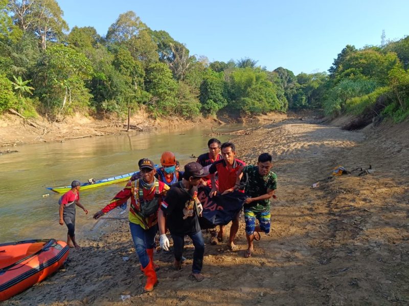 (Basarnas) Tim Sar Balangan Evakuasi Anak Yang Tenggelam di Sungai Paringin Kabupaten Balangan, Selasa (8/8/2023) 