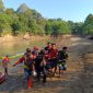 (Basarnas) Tim Sar Balangan Evakuasi Anak Yang Tenggelam di Sungai Paringin Kabupaten Balangan, Selasa (8/8/2023) 