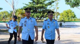 Peringati Hari Kemenkumham RI ke 78, Kalapas Batulicin Bambang Hari Widodo (Kiri) dan Kanim Batulicin I Gusti Bagus M Iberahim Saat ke Makam Pahlawan Gelar Tabur Bunga