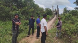 Warga Saat Melihat Kondisi Jembatan Warik Desa Satiung Kecamatan Kusan Tengah Kabupaten Tanah Bumbu, Kalimantan Selatan