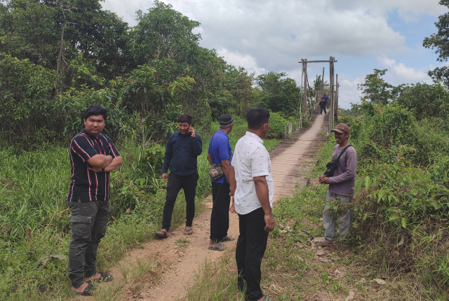 Warga Saat Melihat Kondisi Jembatan Warik Desa Satiung Kecamatan Kusan Tengah Kabupaten Tanah Bumbu, Kalimantan Selatan