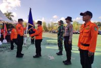 Penyerahan Bendera Saat Apel Siaga Karhutla dari Sekretaris Daerah Kabupaten Tanah Bumbu ke Kepala Pelaksana BPBD setempat, Sulhadi